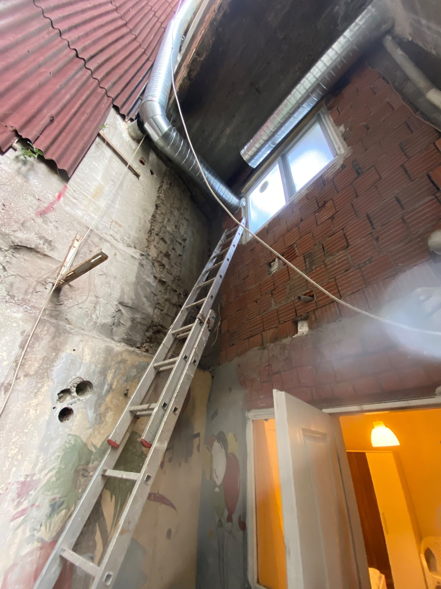 Cephede metal boru ve dirsek bağlantısı
