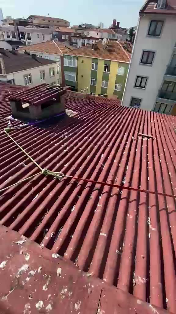 Çatı yüzeyinde ipler ve erişim alanı