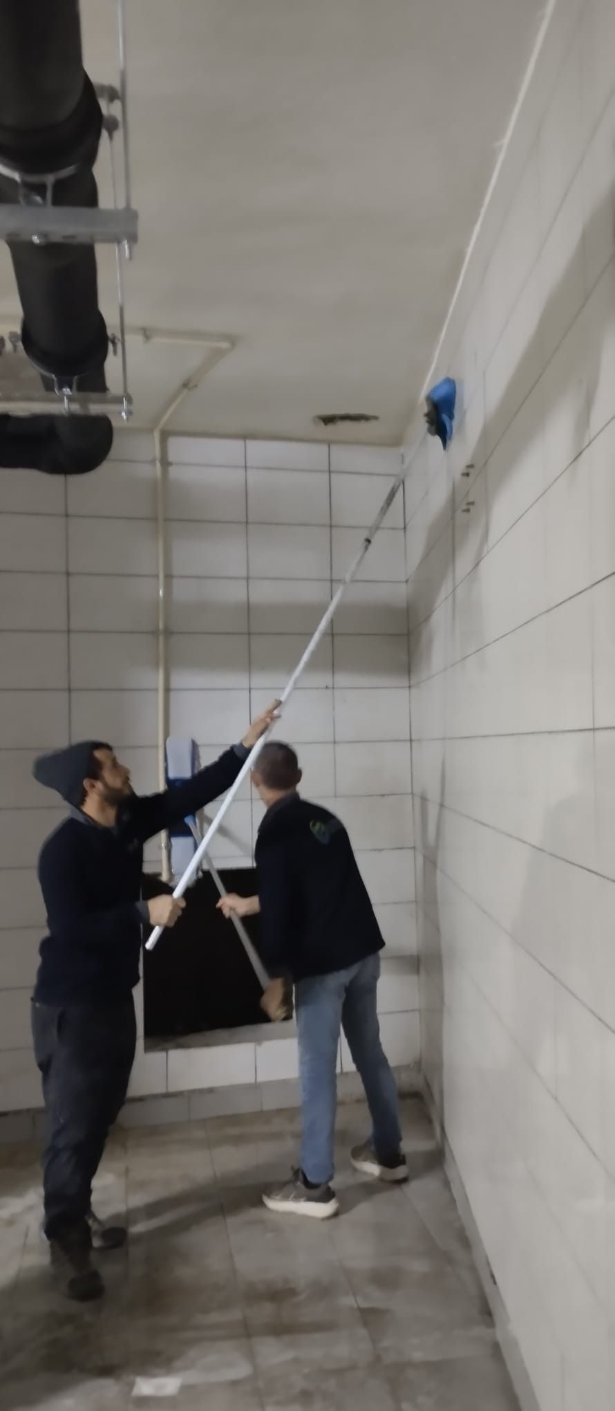 İç mekânda yüksek duvar ve tavan yüzeylerine erişim