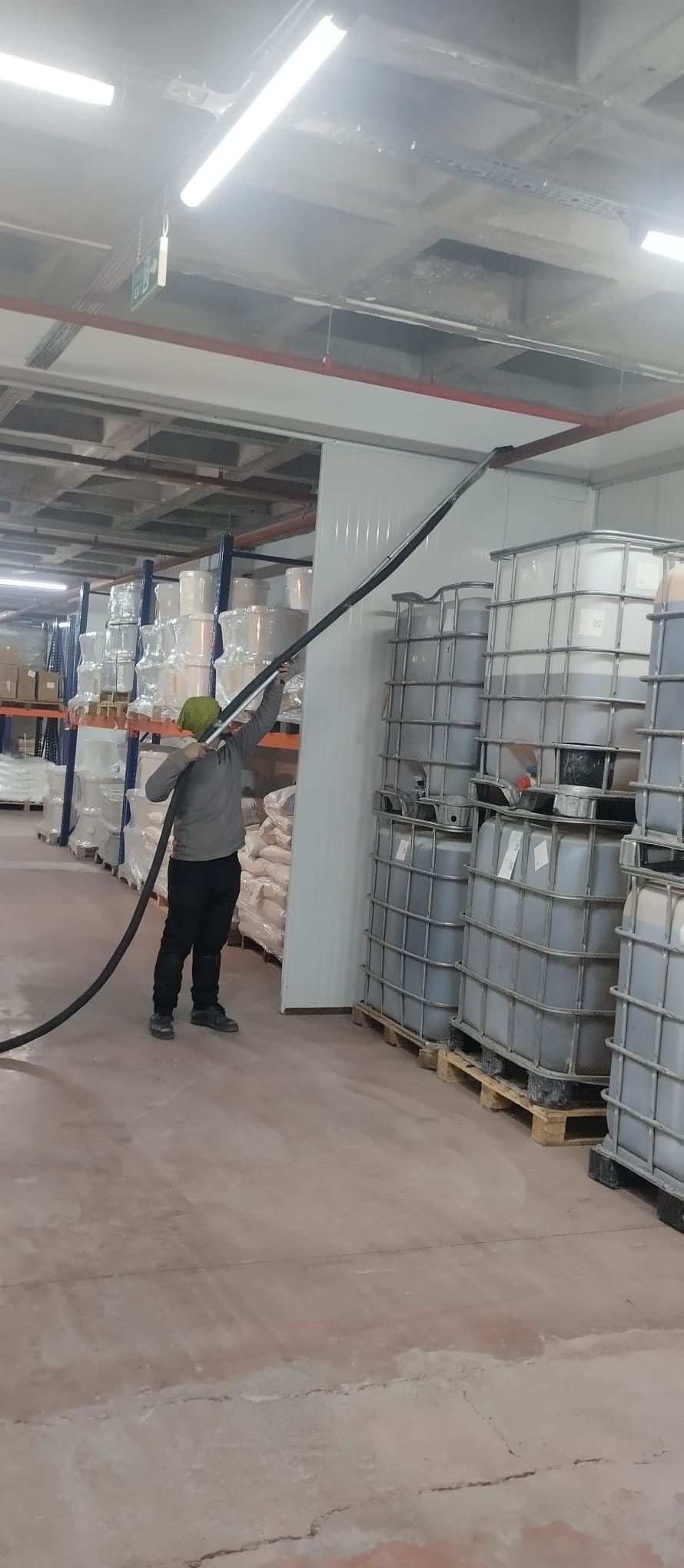 Depo içinde üst yüzeylerde temizlik alanı