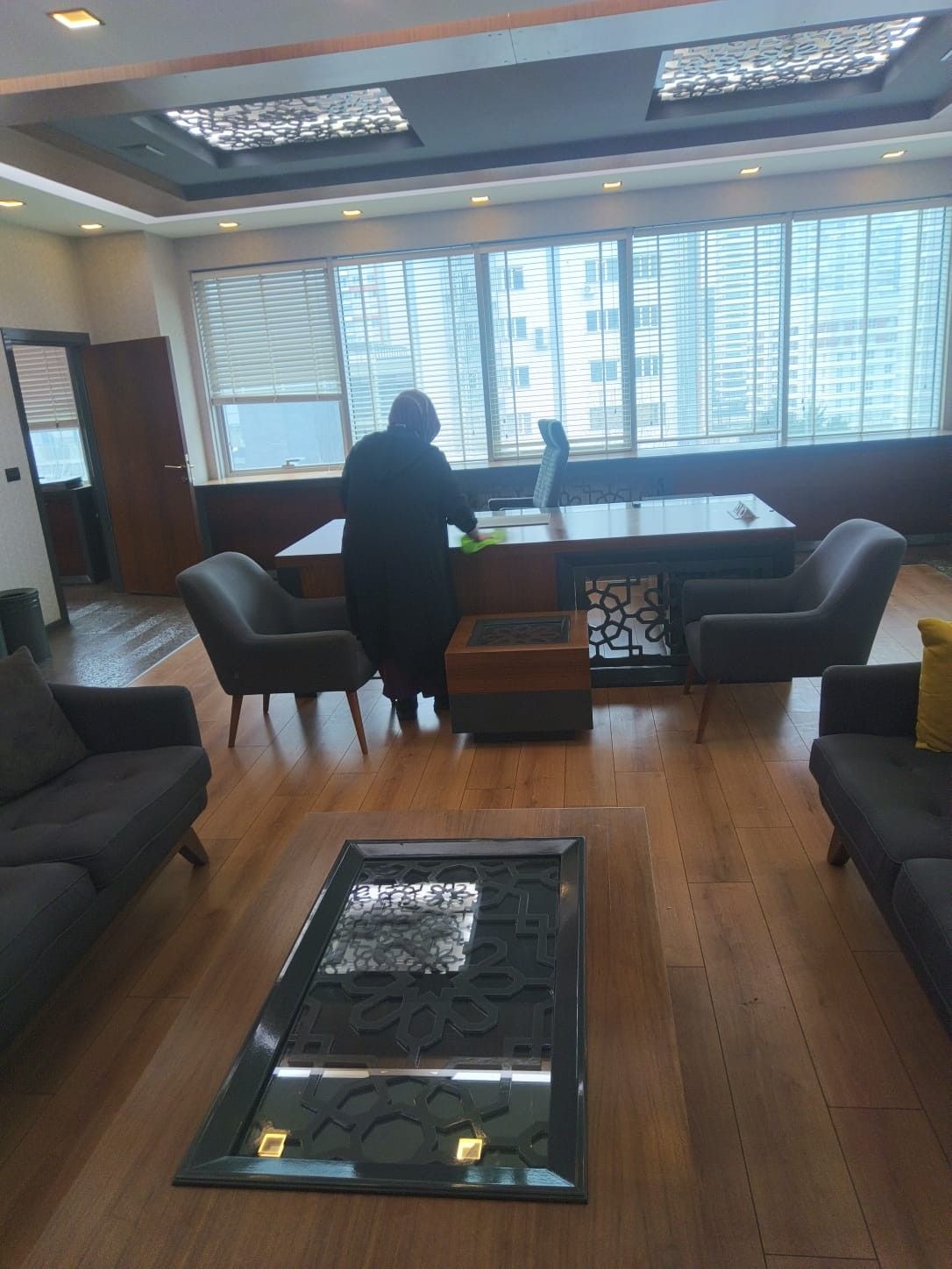 Ofis içinde yüzey temizliği çalışması