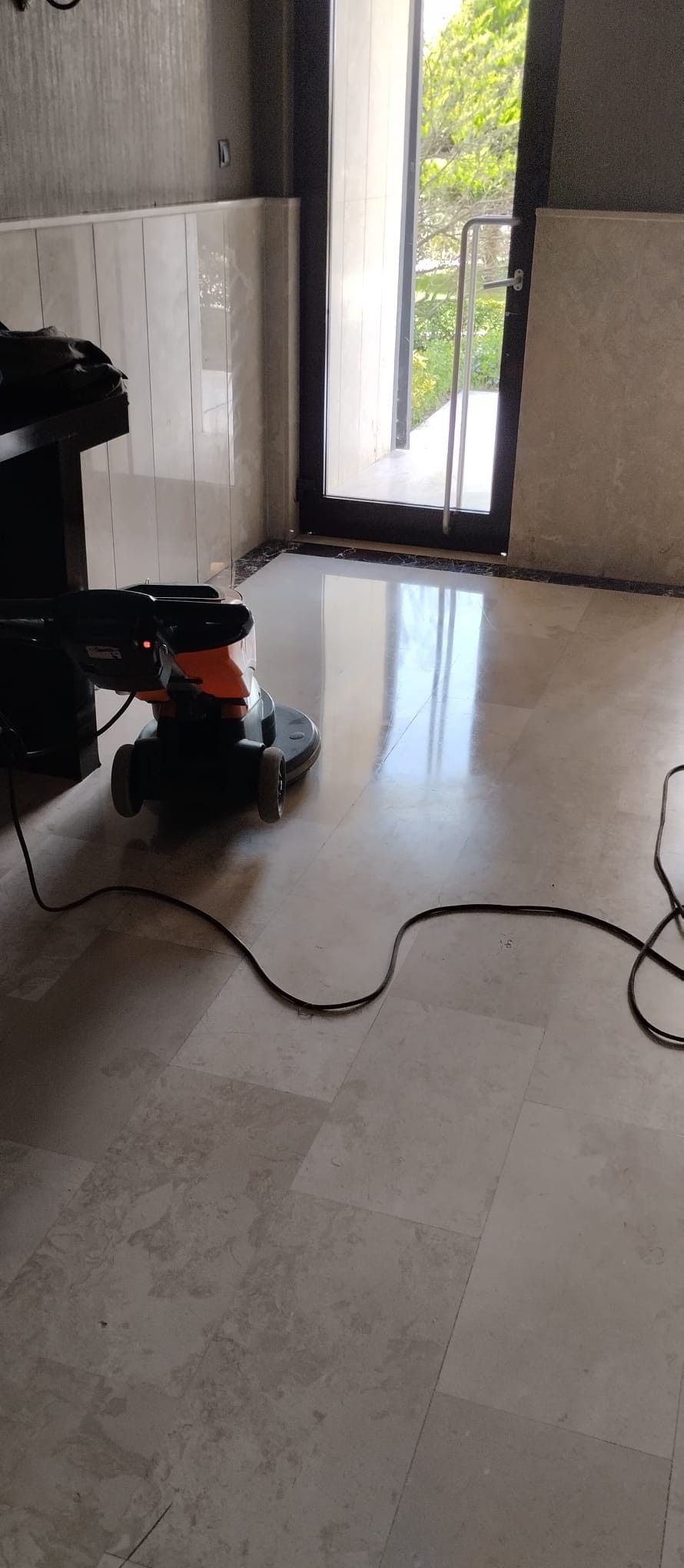 Taş görünümlü zeminde bakım makinesi